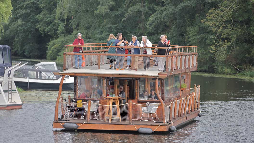 Großes Floß auf dem Wasser. 