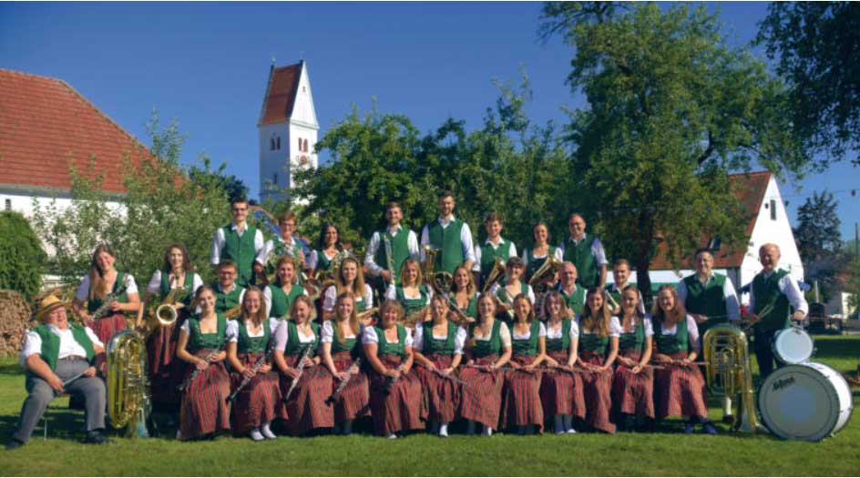 Orchester in traditioneller bayrischer Kleidung