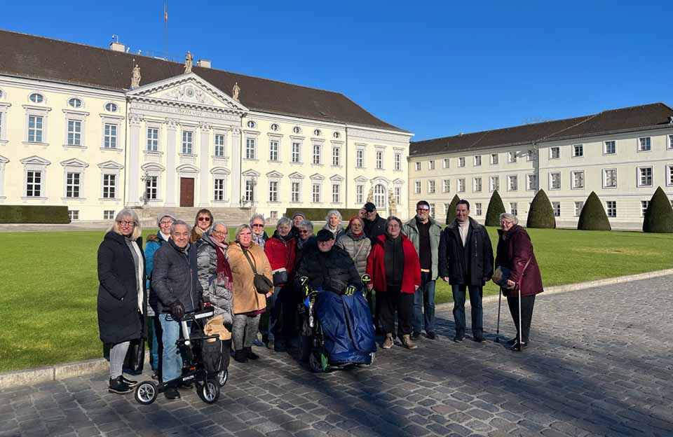 Menschengruppe vor dem Schloss Bellevue