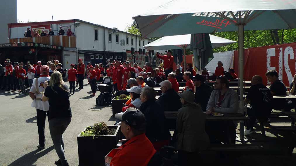 Voll besetzter Hof mit vielen Menschen. 