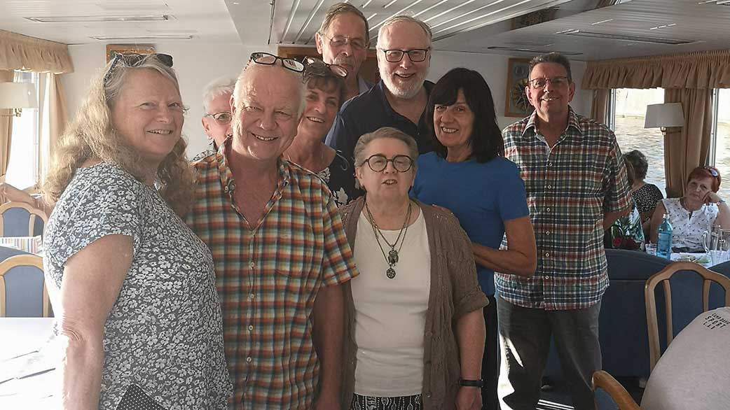 Gruppenbild in einem Boot. 