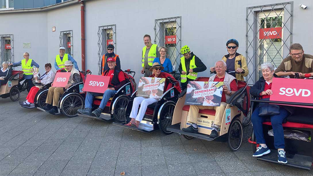 Mehrere Menschen in Transportfahrrädern. 