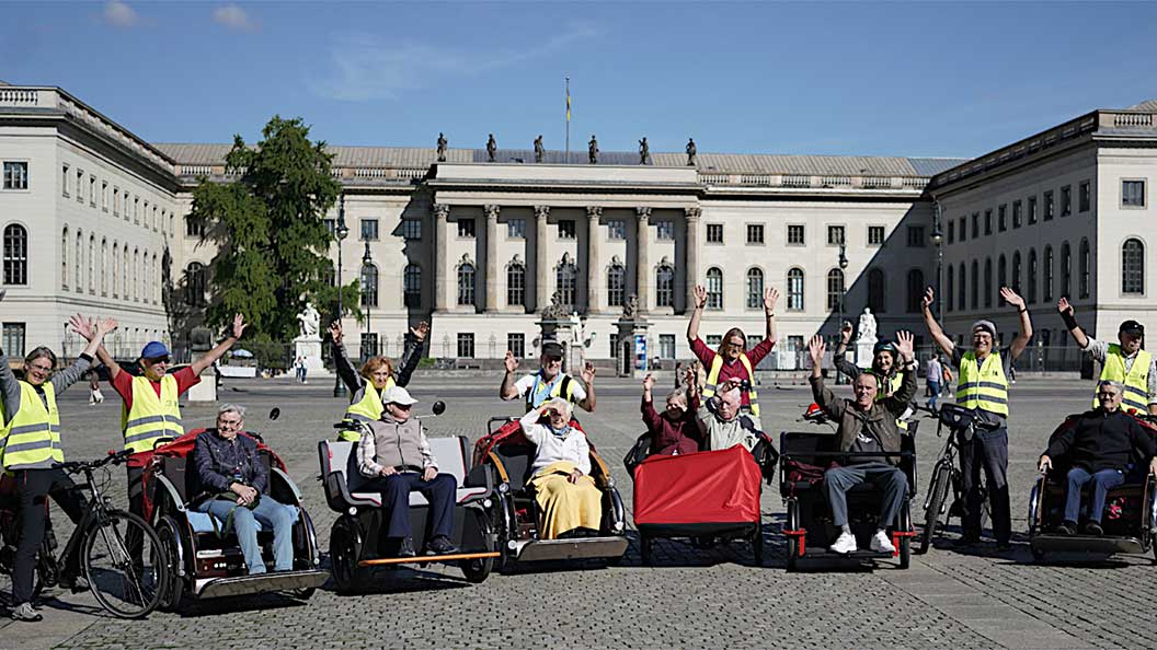Gruppe von Menschen im Rollstuhl