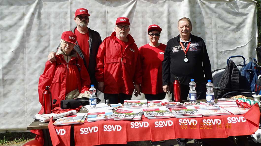 Fünf Personen an einem Infostand. 